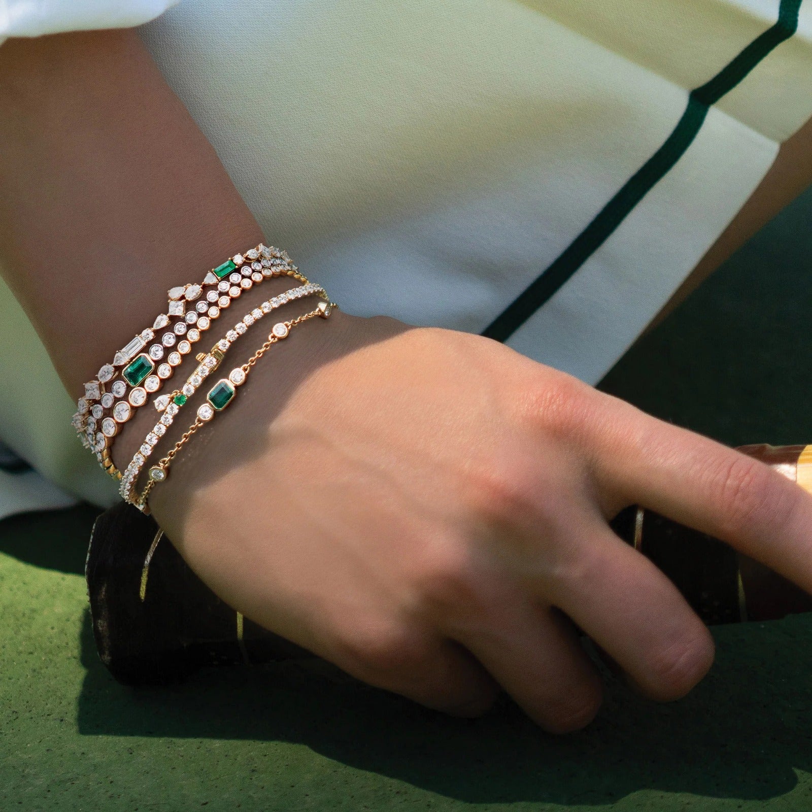 STAGGERED DIAMOND & EMERALD TENNIS BRACELET